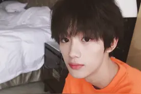 丁程鑫央视专访，第一场戏拍了20遍，是会演一点点戏的小白图片