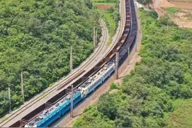 有几百节车厢的火车如何连接？场面十分震撼！图片