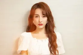吴昕白裙卷发温柔女神气质十足，直播模仿王耀庆舞蹈毫无包袱图片