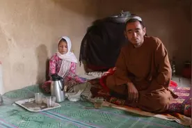 阿富汗9岁女童被迫给55岁男子当新娘，父亲恳求：别打她图片