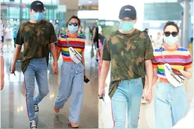 伊能静状态不输00后，穿条纹短袖配牛仔裤，躲老公身后俏皮可爱图片