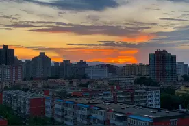 北京雨过天晴现迷人晚霞，二环可见西山落日图片