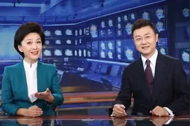 海霞与刚强改风格！主持《新闻联播》还有眼神互动，语气亲民获赞图片