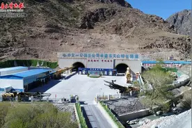 新疆东天山超长隧道全线贯通图片