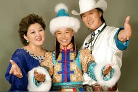 《吉祥三宝》唱了14年，爸爸去世，女儿是假的，儿子也是歌手图片