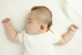 宝宝睡觉喜欢高举双手？不要强行塞进被子里，一些原因你知道吗？图片