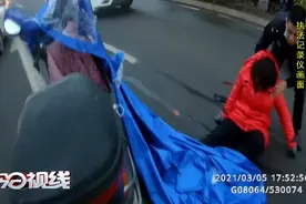 暖心！莆田一女子骑车摔倒，危急时刻，执勤民警果断出手相助！图片