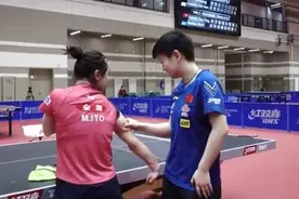 是朋友！伊藤不仅给孙颖莎美食吃，而且两人还互比肌肉，笑声不断图片