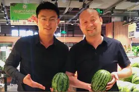今晚7点半—8点半，亿沣超市董事长王广胜做客“聊城助农小哥”抖音直播间，给大家免费送瓜！图片