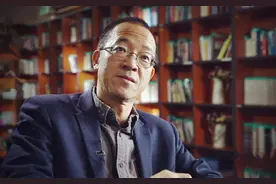 被25个女孩拒绝后，“妈宝男”俞敏洪威胁系花：不答应就推你下湖图片