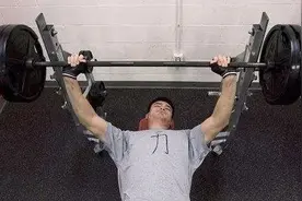 卧推王者！他是民间篮球选手，他的卧推完爆姚明、易建联图片