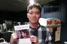 山口百惠儿子儒雅但不会打扮，穿着格子衫文气，但选的裤子不清爽图片