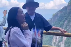 49岁陶虹罕变小女人！和丈夫徐峥爬山状态好，结婚18年眼神惹人羡图片