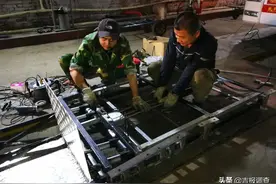 长春市259路公交车司机王亚忠设计制作出车用轮椅升降平台图片