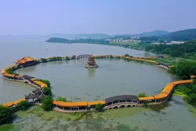 无锡有个令人可惜的景区，荒废了15年，在太湖里仍然屹立不倒图片