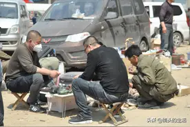 大叔靠“捡漏儿”年赚百万，0成本卖万元，加工成了“独一无二”图片