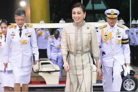 苏提达下令民众不用再跪拜！穿灰色套装踩红毯，露温柔笑容收礼物图片