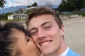 一手好牌打坏，21岁最帅男模幸运蓝闪婚，有妻有女人生太早就完美图片