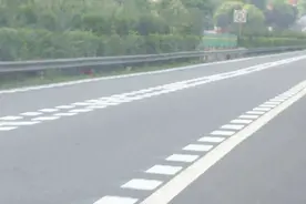 高速上那种虚线将车道包裹的标线是什么意思？搞清楚罚单少一半！视频封面