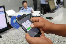 银行卡“短信通知”要收费，该取消吗？银行员工提醒，别犹豫了图片