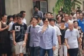 成龙回安徽落叶归根，两个哥哥家境贫寒，成龙举动很意外图片