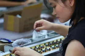 90后打工妹在富士康工作7年，晒出卡里存款，网友：存款有点多图片