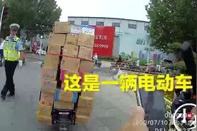 “大力神”电动车载34箱冰淇淋上路，神车炫技”惊呆交警图片