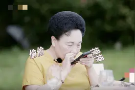 秦昊妈偷玩手机戏很足，还向自己老妈告状，节目配字：该怂还是怂图片