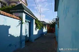 新疆伊宁有个地方，房子大多涂成蓝色，像到了摩洛哥童话小镇一般图片