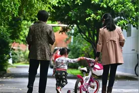 为何不提倡奶奶带娃？奶奶带大的孩子，有几个方面往往差人一大截图片