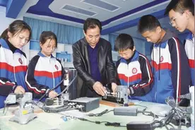 先锋引领｜皋兰县第四中学校长、党支部副书记朱银祖 让学生的小小梦想落地生根图片