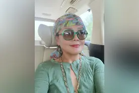 大S婆婆“老来俏”！62岁头裹丝巾深领口，脱去女强人外衣后真潮图片