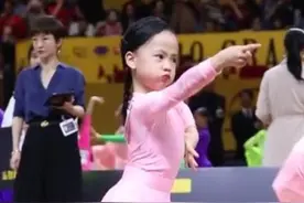 表情最''凶''的拉丁舞萌宝走红，一副舍我其谁的气场，问你怕不怕图片