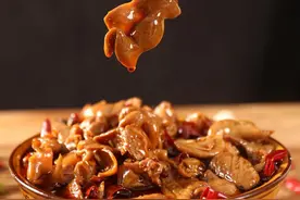 装满污秽的“猪肥肠”，为何吃起来口感不错，还如此受欢迎？图片