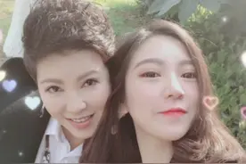 歌唱家杭天琪晒与女儿合照，曾被前夫骗3000万，46岁还试管生儿子图片