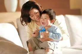 你的孩子什么时候不喊“妈妈”改喊“妈”了？一字之差心境不同图片