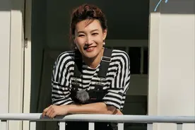 李梓萌私下真洋气，扎高马尾和新闻里差距好大，穿背带裤哪像43岁图片