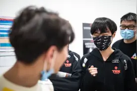 K皇与Pysoik赛后“碰拳”！背后是两个追梦少年的约定！图片