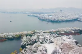 航拍，今天西湖下雪了