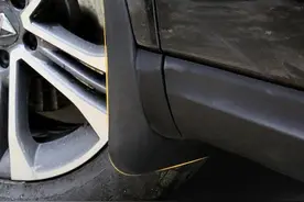 有挡泥板的车越来越少，什么原因让车企不装挡泥板了？图片