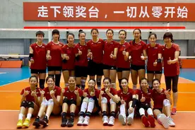 这球怎么打？女排姑娘们关系太好隔网对轰变成聊天，场下喜欢互怼图片