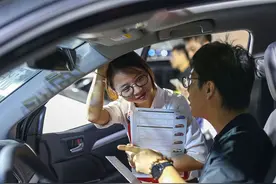 买新车时，为何4S店会主动送贴膜？内行人：这才是真正的套路图片