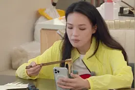 舒淇用迷你碗嗦螺蛳粉，对比张柏芝的食量，显现出女明星的小鸟胃图片