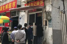 济南这家藏在巷子里的小吃，只有一个外卖破窗口，顾客每天排长队图片