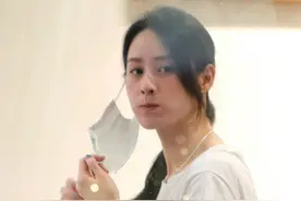 37岁曾恺玹近况曝光，摘下口罩似出水芙蓉，7岁爱女电眼神似妈咪图片