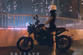 女骑士把贝纳利幼狮250提回家，玩起车来比男人还猛图片