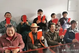 吃百家饭长大的穷小子，如今身家200亿，每年给全乡老人发红包图片