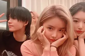 安崎颜值飙升，金色卷发配美人痣美到巅峰，“薄涂口红”真的绝图片