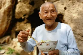 山西78岁老人终生不娶，独居洞府修炼1锅烩饭吃2天，看活成啥样图片