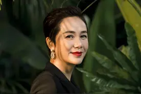 短发的蒋雯丽真酷！穿黑色西装尽显成熟魅力，过了四五十都能穿图片